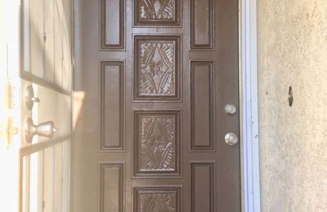 5018 STEVELY AVENUE Gallery 2