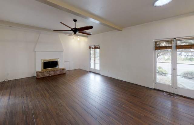 Large 6 Rooms/2BA on College! Gallery 4