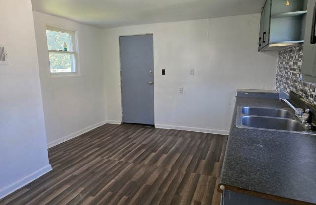 ** Move in Special ** Freshly Updated 2-Bedroom, 1-Bathroom Home – $1050/Month | 1,240 Sq. Ft. Gallery 4