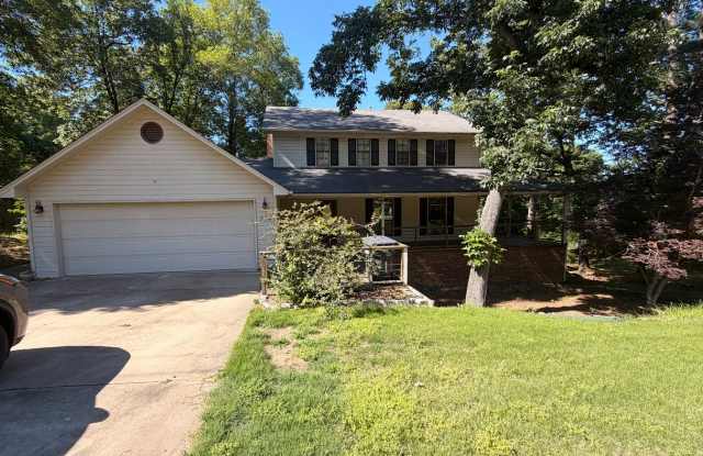 Discover this spacious 4-bedroom, 2.5-bathroom home in Russellville, AR photos photos