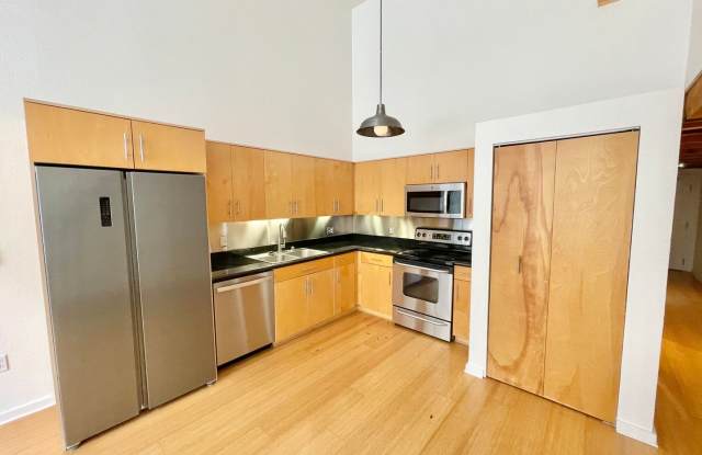HUGE 2 Level 2br/1.5Ba Loft, High Ceilings, Laundry, Central Location! PROGRESSIVE Gallery 3