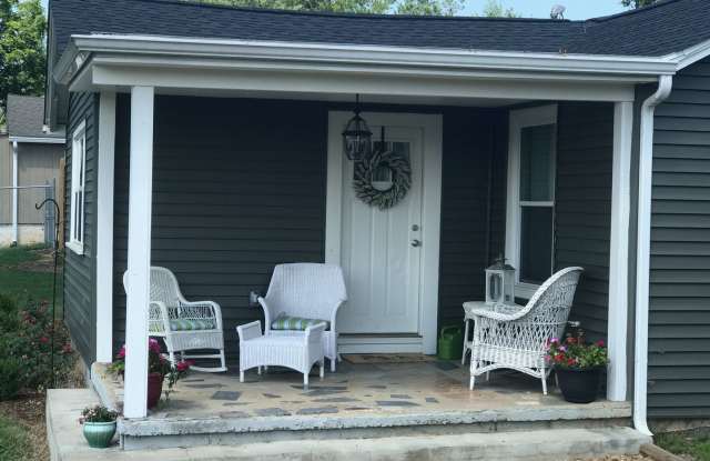 Perfect Little One Bedroom House - Walk to Downtown JC and ETSU! photos photos