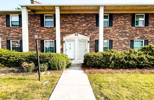 Charming Brick Townhome in Clemmons/Winston Salem w/ Community Pool! photos photos