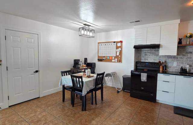 Updated 3-Bedroom, 2-Bathroom Home with Attached Garage in Rogers, AR Gallery 4
