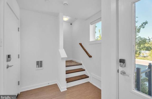 904 RIVERPLACE Drive Gallery 4
