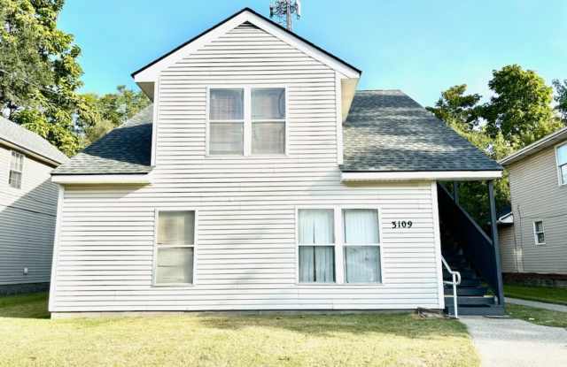 Remodeled 2 bedroom apartment- Section 8 accepted - 3109 West Muhammad Ali Boulevard, Louisville, KY 40212