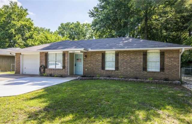 1018  N Lonnie  AVE - 1018 North Lonnie Drive, Fayetteville, AR 72701