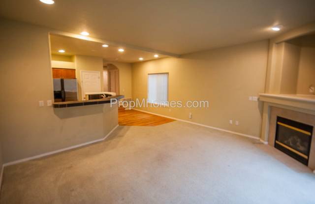 Luxury Three Bedroom, Three Bath Townhouse with Attached Garage Gallery 4