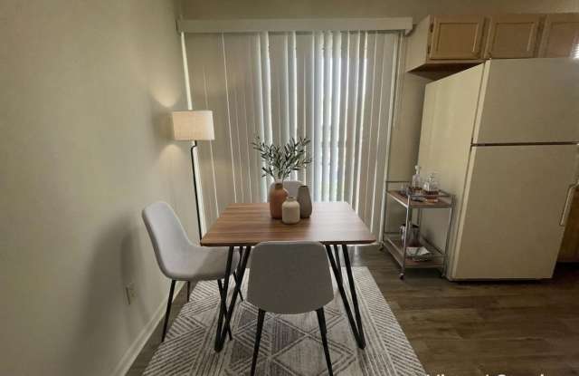 Renovated Nice Garden Level 2 bedroom 2 Bath Apartment near Branson Hills Gallery 4