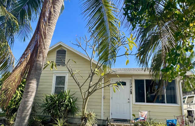 1322 N M Street photos photos