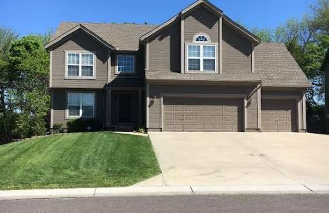 Spacious Single Family Home! - 2116 Southwest Eyrie Road, Lee's Summit, MO 64082