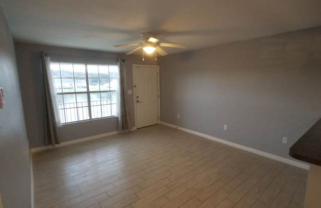 215 Lake Brook Cir 208 Gallery 2