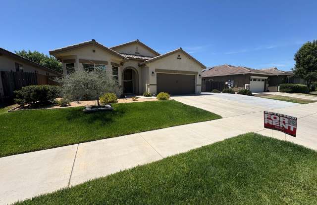 NW Visalia Home Near Shopping Center! photos photos
