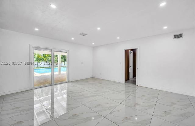 12525 SW 68th Ct Gallery 4