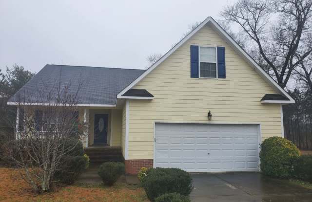 3 bd/ 2 ba located MINUTES from Fort Bragg! Quiet Neighborhood! photos photos