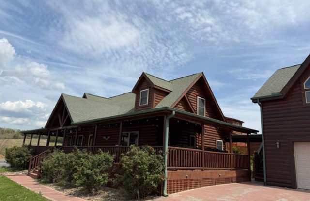 Sevierville 37876 - 3 bedroom, 3.5 Bath, 2486 sq. ft. Cabin and a 672 sq. ft. Studio above garage - Contact Linda Meese 865-591-6004 photos photos