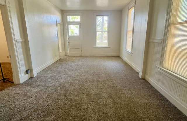 Downtown Red Bluff Victorian 3 bedroom 1 bath Home Gallery 4