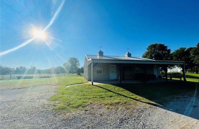 Enjoy peaceful country living with the convenience of being just minutes from the city! photos photos