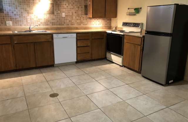 600 East Smith Street - 600 East Smith Street, Kent, WA 98030