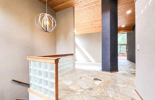 NW Contemporary Home w/ Mid-Modern Character Gallery 4