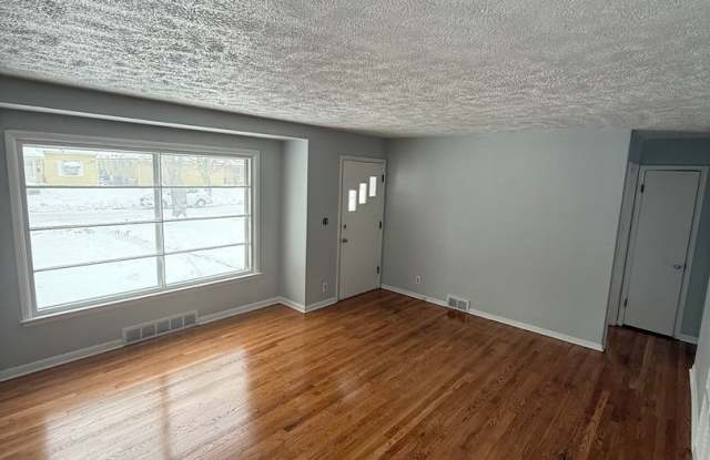 4 Bedroom / 1 Bathroom House - 2520 Ellen Avenue, Rockford, IL 61101