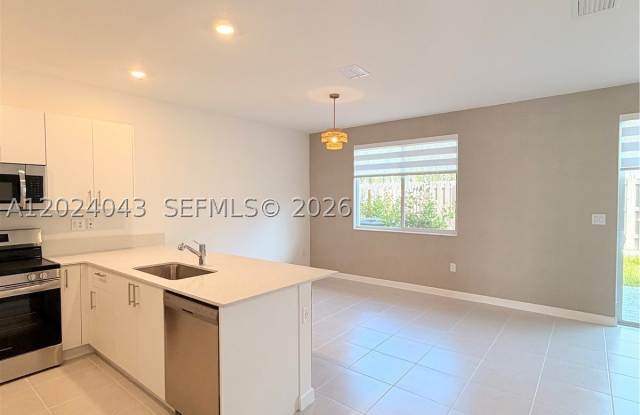 663 SE 13th St Cir Gallery 4