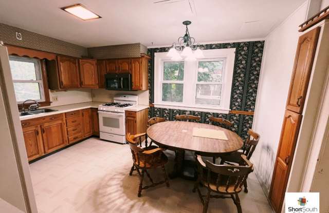 Recently updated 4 bed 1.5 bath Single Family Home Gallery 3