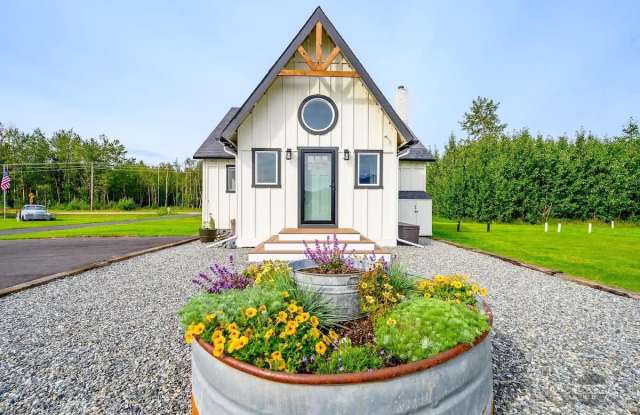 4650 S Bodenburg Lp - 4650 Bodenburg Loop, Butte, AK 99645
