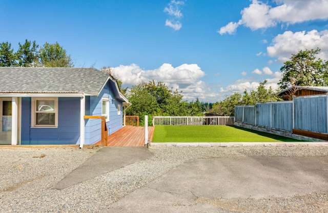 2BR Upstairs Unit with Mountain Views & Private Yard – Tacoma Living at Its Best photos photos