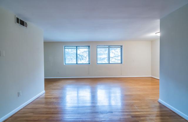 Rare Large Efficiency (552 Sq Ft) Close To Courthouse Metro In Adams House - Utilities Included! photos photos