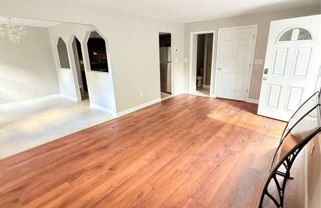 5000 Express Dr S Gallery 3