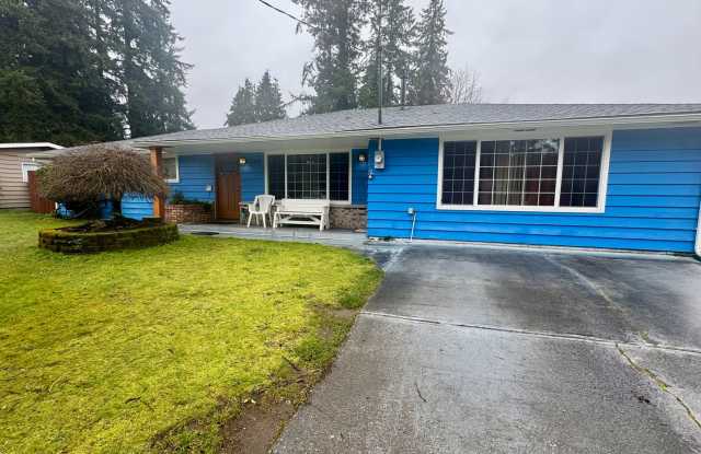 Charming 3-Bedroom Home in Lakewood with Spacious Yard  Modern Comforts photos photos