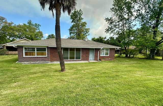 2 BEDROOM | 1 BATH HOME w/ BONUS ROOM, YARD  DETACHED GARAGE | PORT WENTWORTH - 13 Kissimee Terrace, Port Wentworth, GA 31407