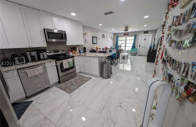 7761 NW 42nd Pl Gallery 1