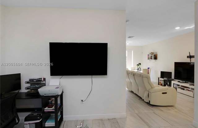 2432 SE 10th Ct Gallery 4