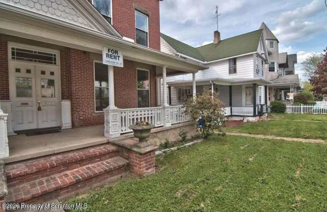 533 Quincy Avenue Gallery 2