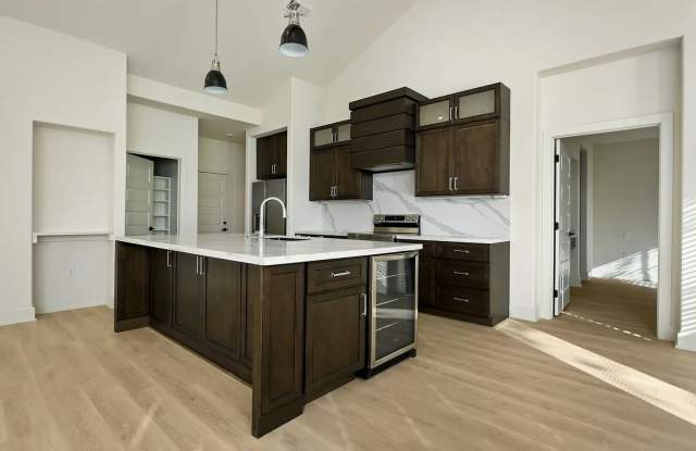 Modern Luxury Maintenance Provided Gallery 3