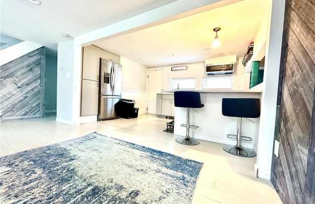 92 Cove Street Gallery 2