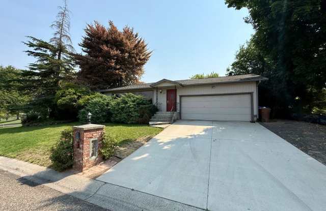 Beautiful Golf Course Home | 2 Bed • 2 Bath • Bonus Room Gallery 1