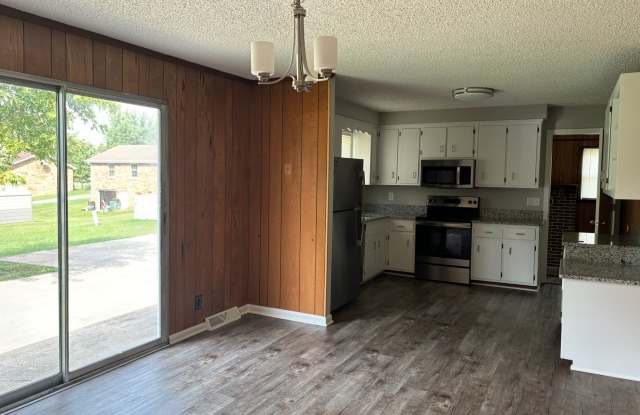 927 Kenwood Drive - Rossview Schools! Gallery 4