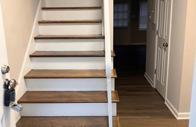 Newly Renovated 2-Bedroom Gem in Prime Carrboro Location & Leasing Special Available! Gallery 3