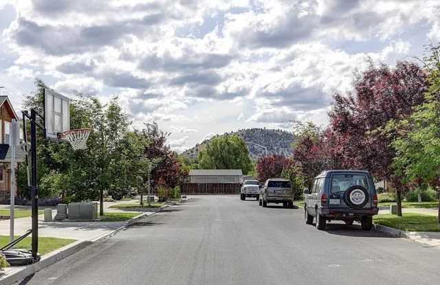 Unfurnished Beautiful 4-Bedroom + Office Home with Fenced Yard in NE Bend! Gallery 4