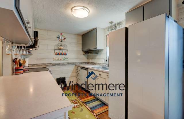 Fully-Furnished Cozy 3 Bedroom Home - (Short term-6 month lease only) Gallery 3