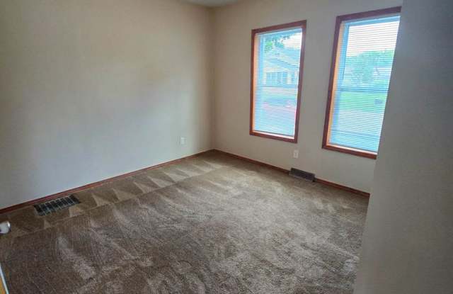 Charming 3-Bedroom Home with Garage in Moline, IL – Pet-Friendly! Gallery 3