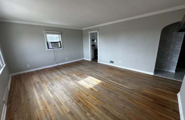 718 N 86th St - 3 Bed/2 Bath in Westside School District | Hardwood Floors, Walkout Lower Level, Detached Garage Gallery 3