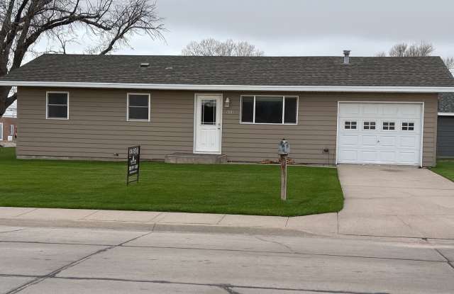1001 M Street - 1001 M Street, Cozad, NE 69130