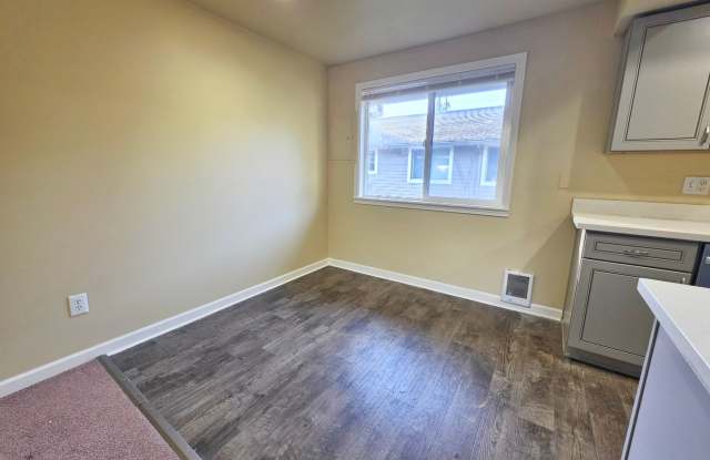 Beautiful 2 Bed 1 Bath Condo in Mountlake Terrace Gallery 4