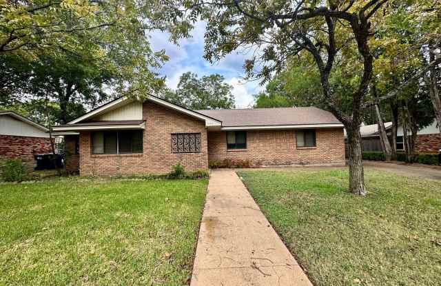 Coming Soon! | Single-Story 3 Bed, 2.5 Bath | Prime Waco Location | Pet Restrictions Gallery 1