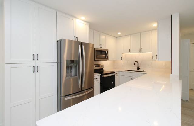 ABSOLUTELY STUNNING UNFURNISHED 2/2 WITH BOAT SLIP COMPLETELY REMODELED WATERVIEW UNIT READY FOR A LONG-TERM TENANT ** photos photos