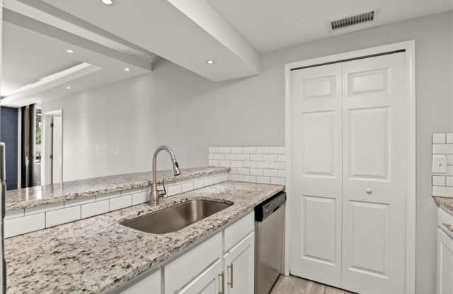 3481 Lakeside Drive Gallery 3